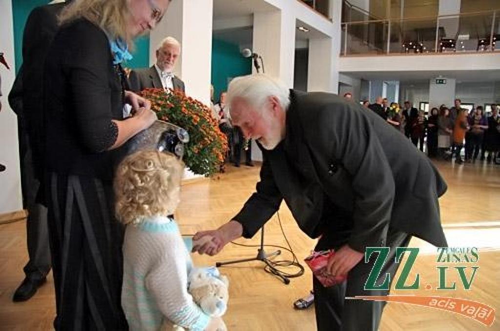 Daudzu kolēģu mākslinieku, plaša draugu un ģimenes loka, ko vēl kuplāku vērta daļa no ilgajos darba gados Zīmēšanas studijā apmācītajiem audzēkņiem, klātbūtnē Jelgavas kultūras namā 28.oktobrī atklāta Ulda Rogas 70 gadu jubilejai veltīta...