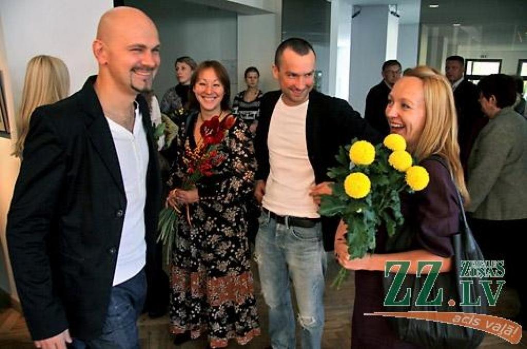 Daudzu kolēģu mākslinieku, plaša draugu un ģimenes loka, ko vēl kuplāku vērta daļa no ilgajos darba gados Zīmēšanas studijā apmācītajiem audzēkņiem, klātbūtnē Jelgavas kultūras namā 28.oktobrī atklāta Ulda Rogas 70 gadu jubilejai veltīta...