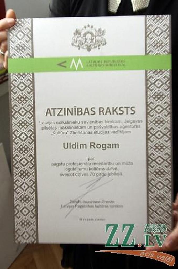Daudzu kolēģu mākslinieku, plaša draugu un ģimenes loka, ko vēl kuplāku vērta daļa no ilgajos darba gados Zīmēšanas studijā apmācītajiem audzēkņiem, klātbūtnē Jelgavas kultūras namā 28.oktobrī atklāta Ulda Rogas 70 gadu jubilejai veltīta...