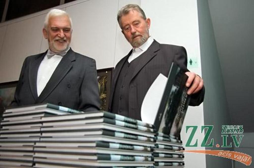 Daudzu kolēģu mākslinieku, plaša draugu un ģimenes loka, ko vēl kuplāku vērta daļa no ilgajos darba gados Zīmēšanas studijā apmācītajiem audzēkņiem, klātbūtnē Jelgavas kultūras namā 28.oktobrī atklāta Ulda Rogas 70 gadu jubilejai veltīta...
