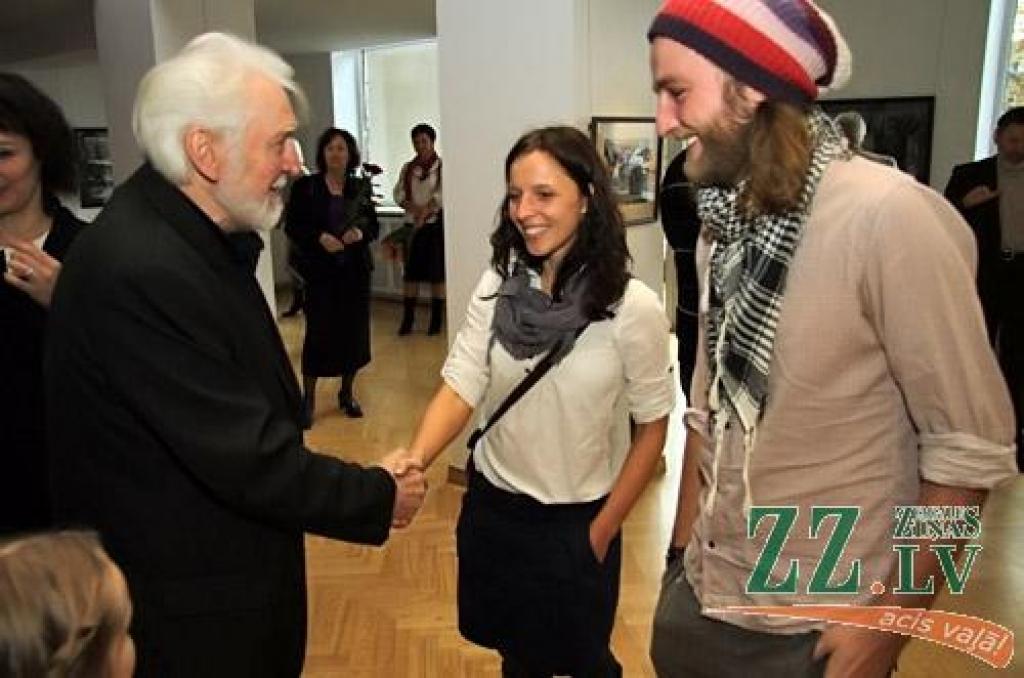 Daudzu kolēģu mākslinieku, plaša draugu un ģimenes loka, ko vēl kuplāku vērta daļa no ilgajos darba gados Zīmēšanas studijā apmācītajiem audzēkņiem, klātbūtnē Jelgavas kultūras namā 28.oktobrī atklāta Ulda Rogas 70 gadu jubilejai veltīta...