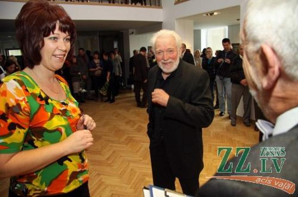 Daudzu kolēģu mākslinieku, plaša draugu un ģimenes loka, ko vēl kuplāku vērta daļa no ilgajos darba gados Zīmēšanas studijā apmācītajiem audzēkņiem, klātbūtnē Jelgavas kultūras namā 28.oktobrī atklāta Ulda Rogas 70 gadu jubilejai veltīta...