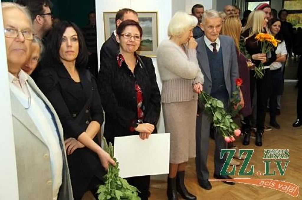 Daudzu kolēģu mākslinieku, plaša draugu un ģimenes loka, ko vēl kuplāku vērta daļa no ilgajos darba gados Zīmēšanas studijā apmācītajiem audzēkņiem, klātbūtnē Jelgavas kultūras namā 28.oktobrī atklāta Ulda Rogas 70 gadu jubilejai veltīta...