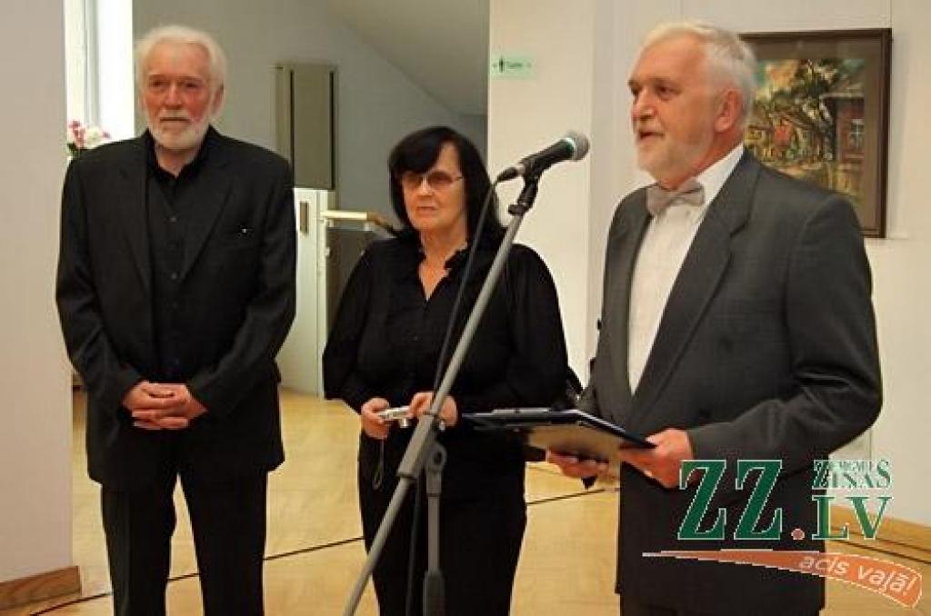 Daudzu kolēģu mākslinieku, plaša draugu un ģimenes loka, ko vēl kuplāku vērta daļa no ilgajos darba gados Zīmēšanas studijā apmācītajiem audzēkņiem, klātbūtnē Jelgavas kultūras namā 28.oktobrī atklāta Ulda Rogas 70 gadu jubilejai veltīta...
