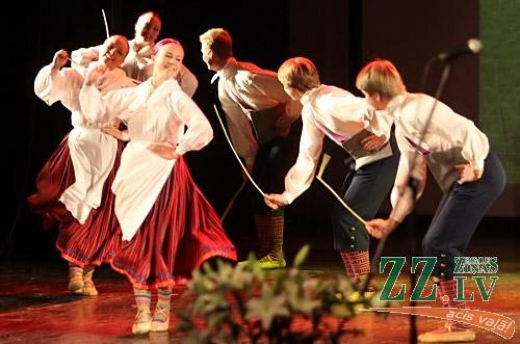 Anita Feldmane nav ne deju svētku virsvadītāja, ne slavena horeogrāfe, bet aizrautīga dejotāja, kuras deju gaitas sākušās trīs gadu vecumā, kad «mamma mani aizveda uz Rīgas Elektromehāniskās rūpnīcas kultūras namu, kas atradās turpat pāri...