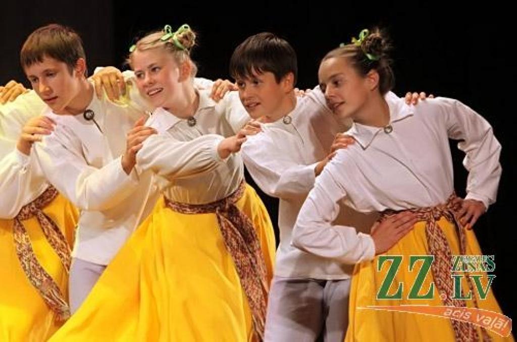 Anita Feldmane nav ne deju svētku virsvadītāja, ne slavena horeogrāfe, bet aizrautīga dejotāja, kuras deju gaitas sākušās trīs gadu vecumā, kad «mamma mani aizveda uz Rīgas Elektromehāniskās rūpnīcas kultūras namu, kas atradās turpat pāri...