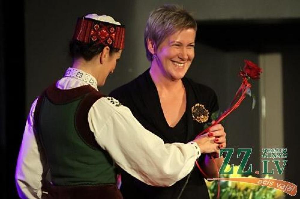 Anita Feldmane nav ne deju svētku virsvadītāja, ne slavena horeogrāfe, bet aizrautīga dejotāja, kuras deju gaitas sākušās trīs gadu vecumā, kad «mamma mani aizveda uz Rīgas Elektromehāniskās rūpnīcas kultūras namu, kas atradās turpat pāri...
