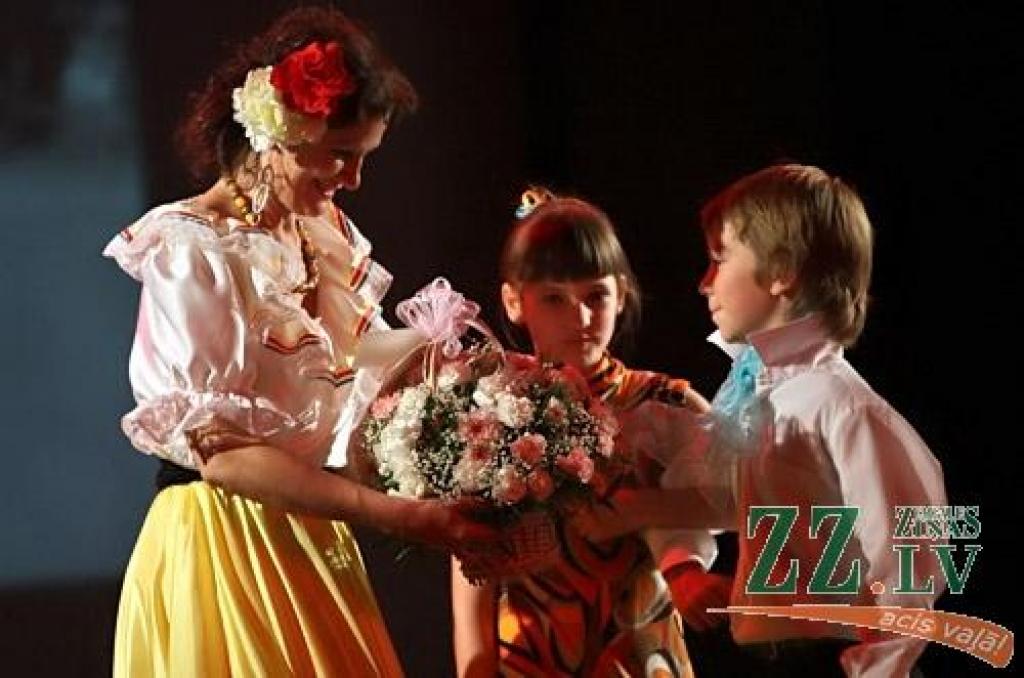 Anita Feldmane nav ne deju svētku virsvadītāja, ne slavena horeogrāfe, bet aizrautīga dejotāja, kuras deju gaitas sākušās trīs gadu vecumā, kad «mamma mani aizveda uz Rīgas Elektromehāniskās rūpnīcas kultūras namu, kas atradās turpat pāri...