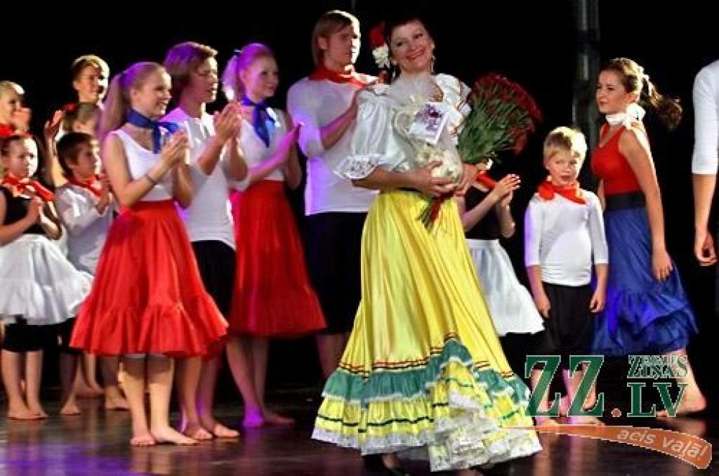 Anita Feldmane nav ne deju svētku virsvadītāja, ne slavena horeogrāfe, bet aizrautīga dejotāja, kuras deju gaitas sākušās trīs gadu vecumā, kad «mamma mani aizveda uz Rīgas Elektromehāniskās rūpnīcas kultūras namu, kas atradās turpat pāri...