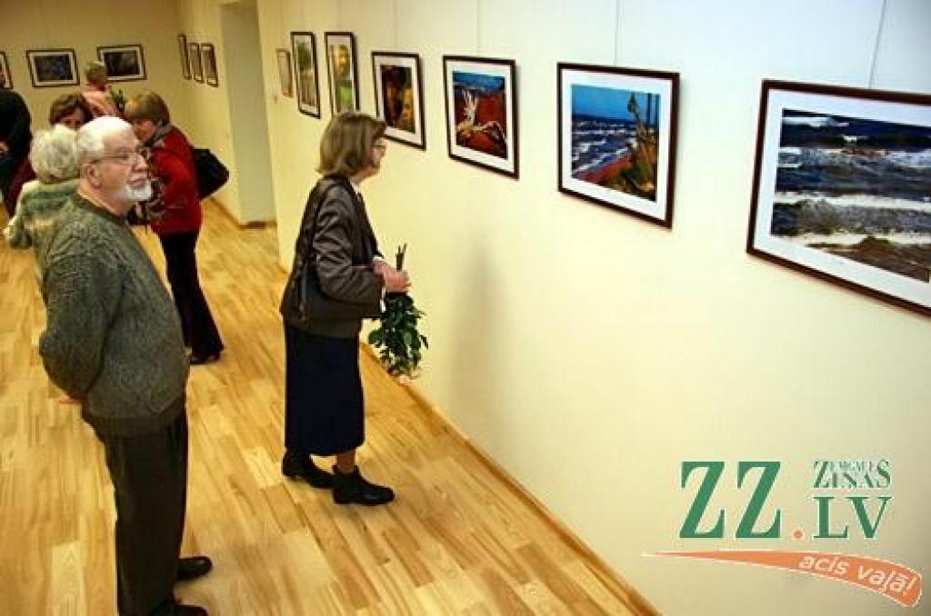 Otrdienas pievakarē kupls loks interesentu un sveicēju pulcējās Jelgavas Sabiedrības integrācijas pārvaldes telpās Sarmas ielā 4, kur tika atvērta Haralda Smilgas fotoizstāde «Bildītes».
Jelgavniekiem ar stāžu, kādu netrūka arī pasākuma...