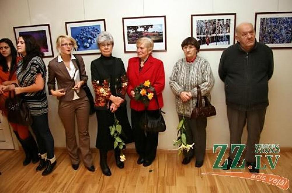 Otrdienas pievakarē kupls loks interesentu un sveicēju pulcējās Jelgavas Sabiedrības integrācijas pārvaldes telpās Sarmas ielā 4, kur tika atvērta Haralda Smilgas fotoizstāde «Bildītes».
Jelgavniekiem ar stāžu, kādu netrūka arī pasākuma...