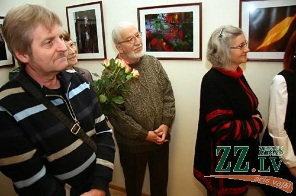 Otrdienas pievakarē kupls loks interesentu un sveicēju pulcējās Jelgavas Sabiedrības integrācijas pārvaldes telpās Sarmas ielā 4, kur tika atvērta Haralda Smilgas fotoizstāde «Bildītes».
Jelgavniekiem ar stāžu, kādu netrūka arī pasākuma...