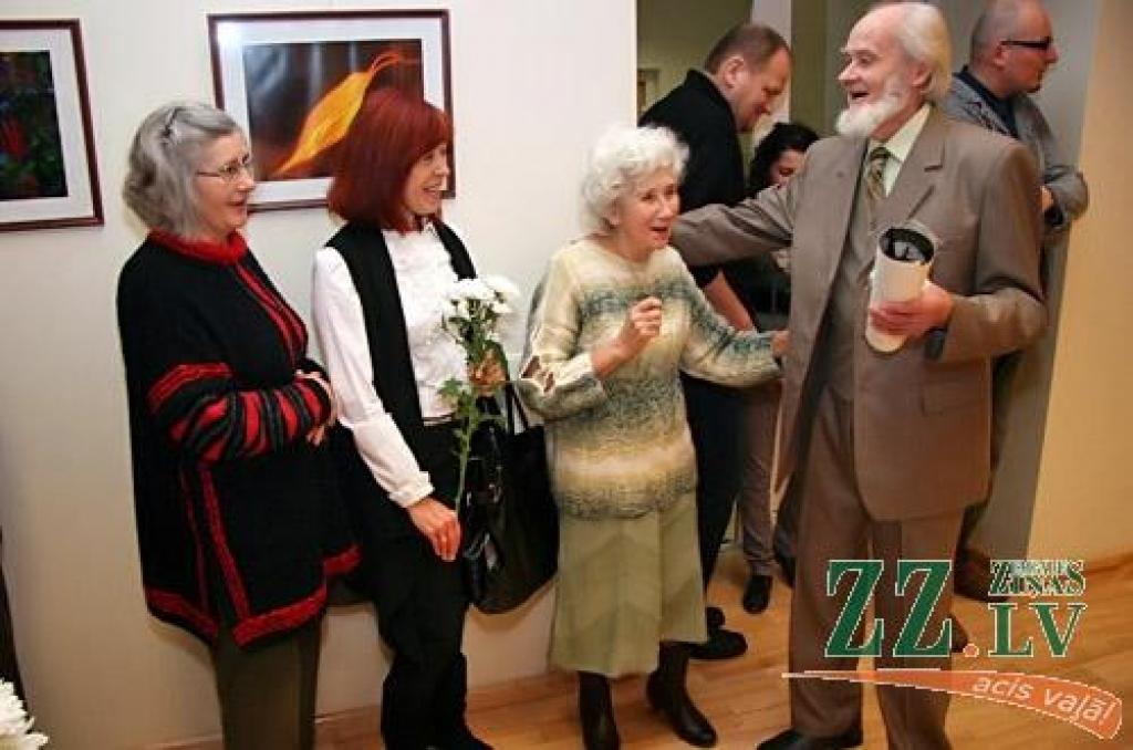 Otrdienas pievakarē kupls loks interesentu un sveicēju pulcējās Jelgavas Sabiedrības integrācijas pārvaldes telpās Sarmas ielā 4, kur tika atvērta Haralda Smilgas fotoizstāde «Bildītes».
Jelgavniekiem ar stāžu, kādu netrūka arī pasākuma...