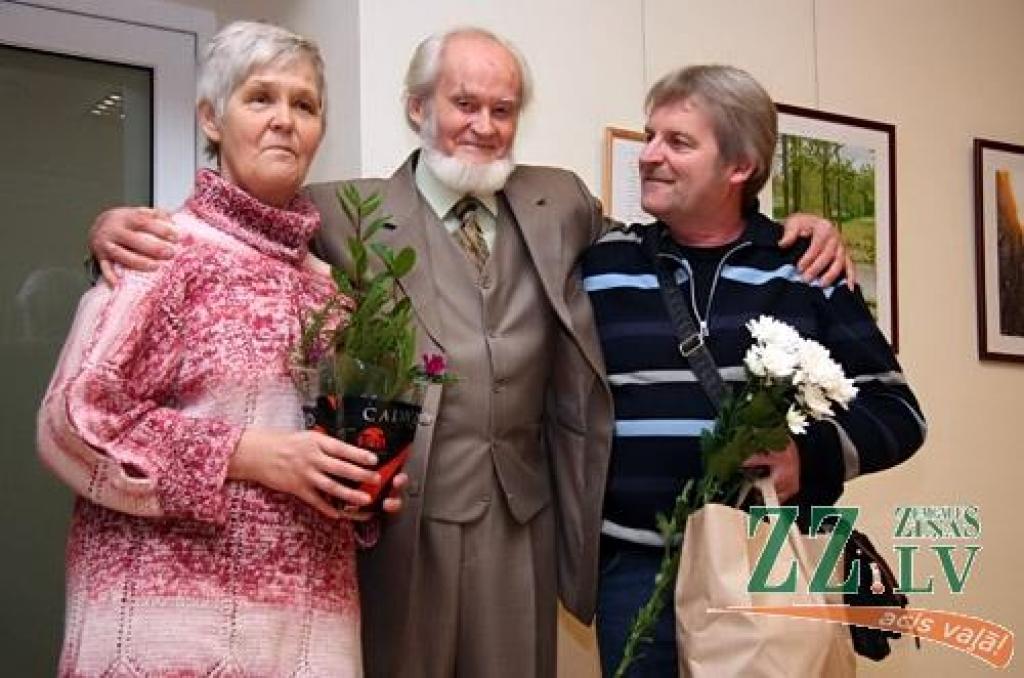 Otrdienas pievakarē kupls loks interesentu un sveicēju pulcējās Jelgavas Sabiedrības integrācijas pārvaldes telpās Sarmas ielā 4, kur tika atvērta Haralda Smilgas fotoizstāde «Bildītes».
Jelgavniekiem ar stāžu, kādu netrūka arī pasākuma...