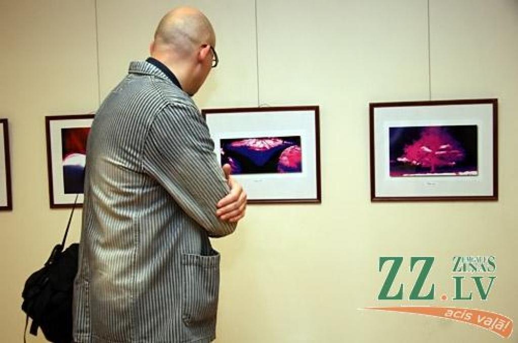 Otrdienas pievakarē kupls loks interesentu un sveicēju pulcējās Jelgavas Sabiedrības integrācijas pārvaldes telpās Sarmas ielā 4, kur tika atvērta Haralda Smilgas fotoizstāde «Bildītes».
Jelgavniekiem ar stāžu, kādu netrūka arī pasākuma...