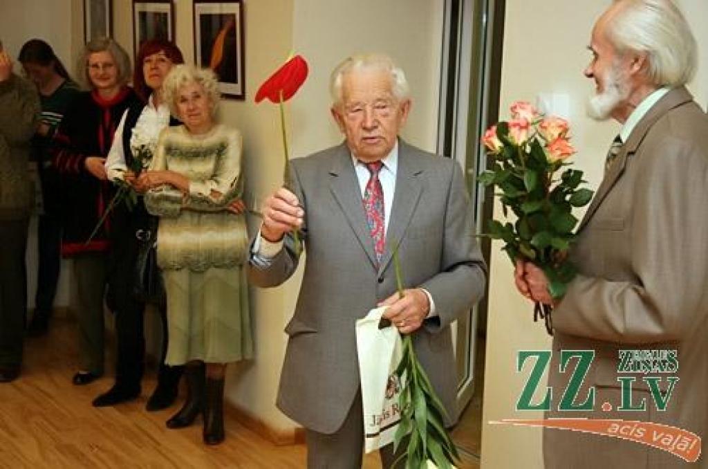 Otrdienas pievakarē kupls loks interesentu un sveicēju pulcējās Jelgavas Sabiedrības integrācijas pārvaldes telpās Sarmas ielā 4, kur tika atvērta Haralda Smilgas fotoizstāde «Bildītes».
Jelgavniekiem ar stāžu, kādu netrūka arī pasākuma...