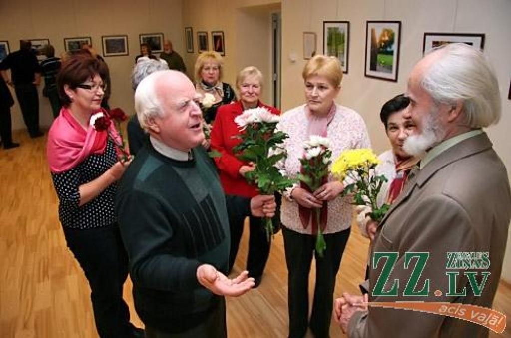 Otrdienas pievakarē kupls loks interesentu un sveicēju pulcējās Jelgavas Sabiedrības integrācijas pārvaldes telpās Sarmas ielā 4, kur tika atvērta Haralda Smilgas fotoizstāde «Bildītes».
Jelgavniekiem ar stāžu, kādu netrūka arī pasākuma...