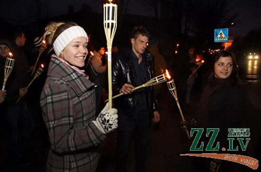 11. novembrī, Lāčplēša dienā, tradicionālais Lāpu gājiens pilsētas ielās un svinīgais brīdis pie pieminekļa Jelgavas atbrīvotājiem Stacijas parkā vienoja pilsētas iedzīvotājus un viesus.
Pie pieminekļa Jelgavas atbrīvotājiem klātesošos...
