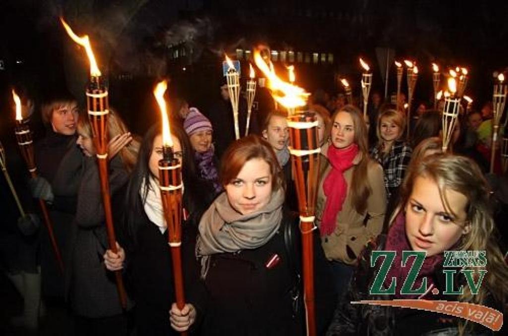 11. novembrī, Lāčplēša dienā, tradicionālais Lāpu gājiens pilsētas ielās un svinīgais brīdis pie pieminekļa Jelgavas atbrīvotājiem Stacijas parkā vienoja pilsētas iedzīvotājus un viesus.
Pie pieminekļa Jelgavas atbrīvotājiem klātesošos...