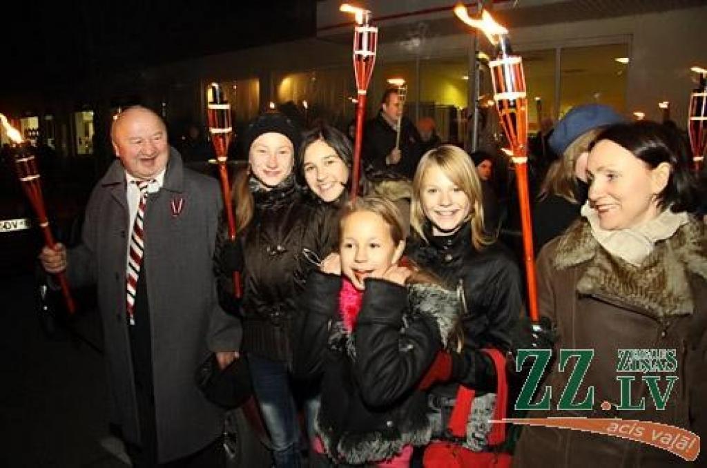 11. novembrī, Lāčplēša dienā, tradicionālais Lāpu gājiens pilsētas ielās un svinīgais brīdis pie pieminekļa Jelgavas atbrīvotājiem Stacijas parkā vienoja pilsētas iedzīvotājus un viesus.
Pie pieminekļa Jelgavas atbrīvotājiem klātesošos...
