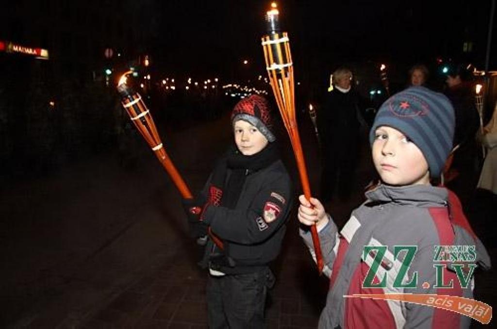 11. novembrī, Lāčplēša dienā, tradicionālais Lāpu gājiens pilsētas ielās un svinīgais brīdis pie pieminekļa Jelgavas atbrīvotājiem Stacijas parkā vienoja pilsētas iedzīvotājus un viesus.
Pie pieminekļa Jelgavas atbrīvotājiem klātesošos...