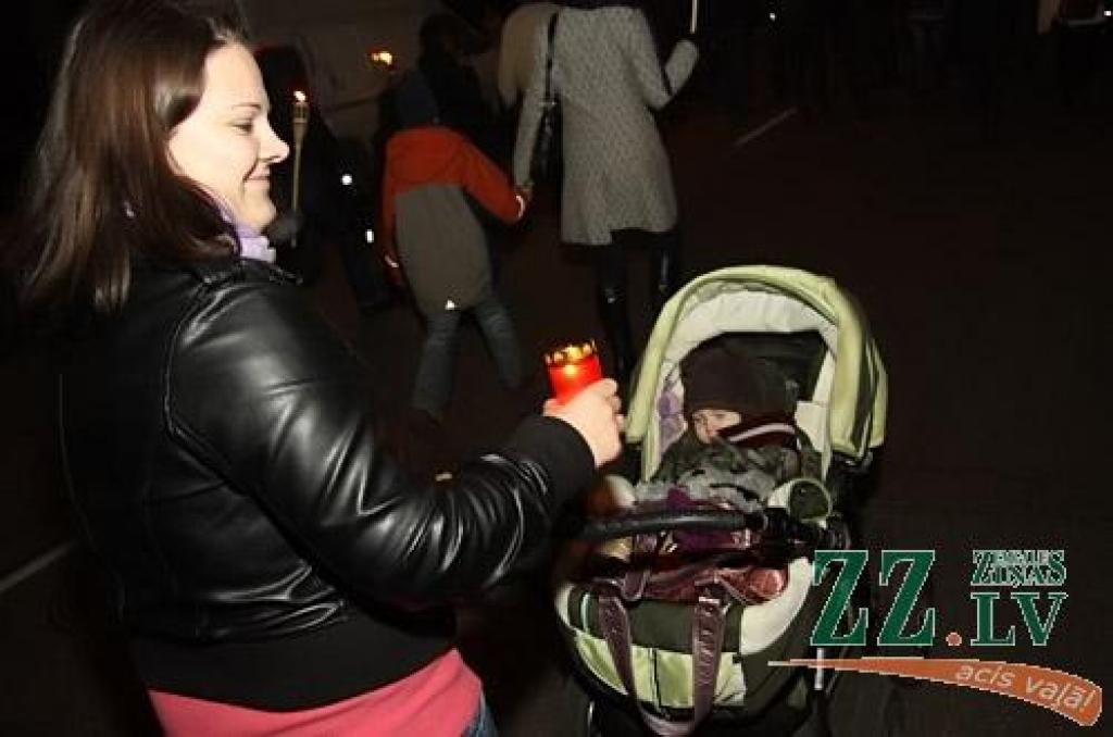 11. novembrī, Lāčplēša dienā, tradicionālais Lāpu gājiens pilsētas ielās un svinīgais brīdis pie pieminekļa Jelgavas atbrīvotājiem Stacijas parkā vienoja pilsētas iedzīvotājus un viesus.
Pie pieminekļa Jelgavas atbrīvotājiem klātesošos...