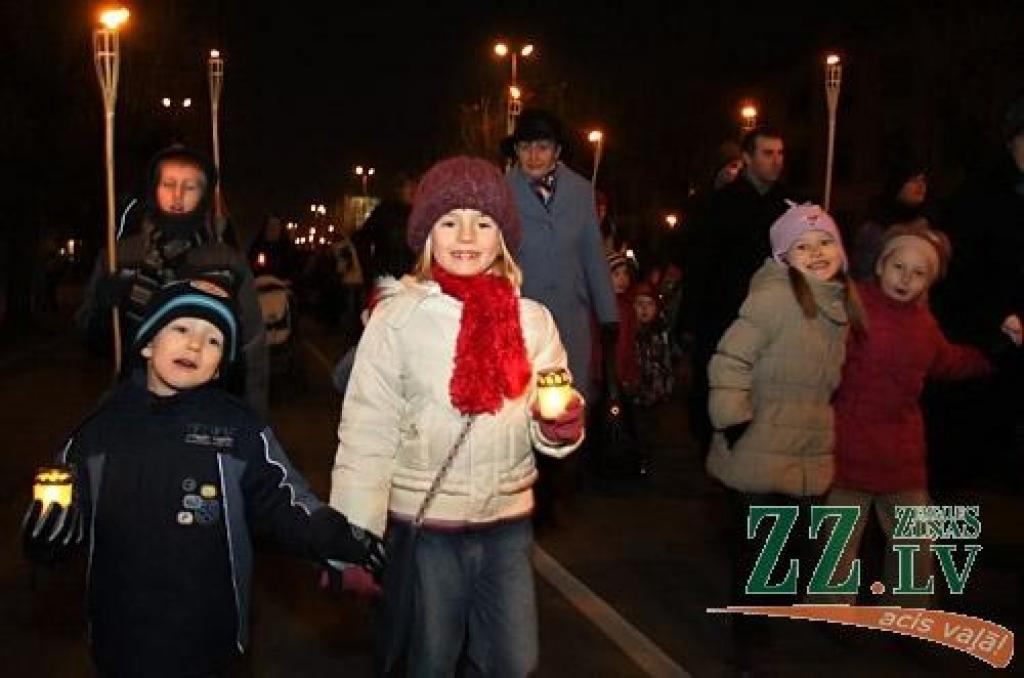 11. novembrī, Lāčplēša dienā, tradicionālais Lāpu gājiens pilsētas ielās un svinīgais brīdis pie pieminekļa Jelgavas atbrīvotājiem Stacijas parkā vienoja pilsētas iedzīvotājus un viesus.
Pie pieminekļa Jelgavas atbrīvotājiem klātesošos...