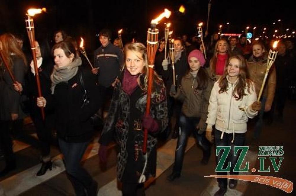11. novembrī, Lāčplēša dienā, tradicionālais Lāpu gājiens pilsētas ielās un svinīgais brīdis pie pieminekļa Jelgavas atbrīvotājiem Stacijas parkā vienoja pilsētas iedzīvotājus un viesus.
Pie pieminekļa Jelgavas atbrīvotājiem klātesošos...