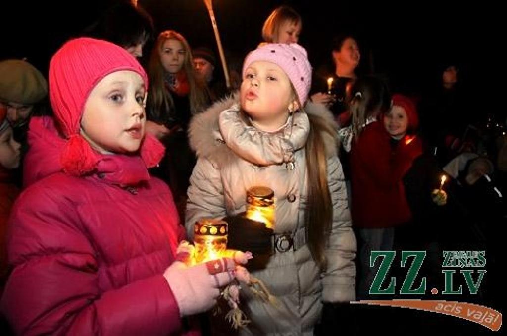 11. novembrī, Lāčplēša dienā, tradicionālais Lāpu gājiens pilsētas ielās un svinīgais brīdis pie pieminekļa Jelgavas atbrīvotājiem Stacijas parkā vienoja pilsētas iedzīvotājus un viesus.
Pie pieminekļa Jelgavas atbrīvotājiem klātesošos...