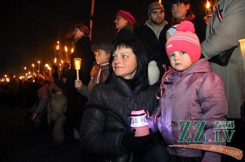 11. novembrī, Lāčplēša dienā, tradicionālais Lāpu gājiens pilsētas ielās un svinīgais brīdis pie pieminekļa Jelgavas atbrīvotājiem Stacijas parkā vienoja pilsētas iedzīvotājus un viesus.
Pie pieminekļa Jelgavas atbrīvotājiem klātesošos...