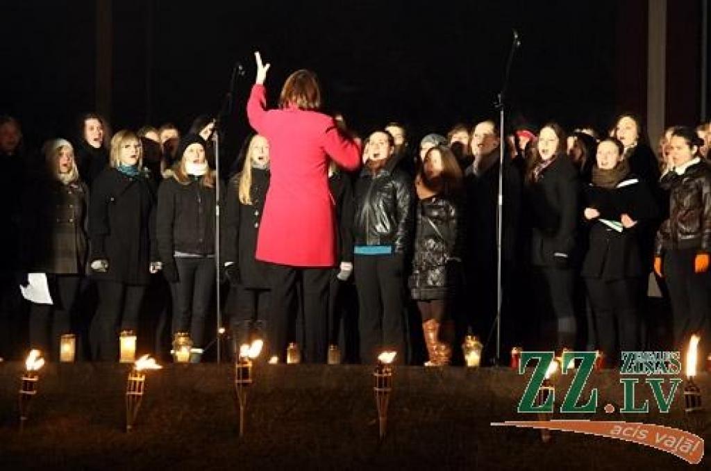 11. novembrī, Lāčplēša dienā, tradicionālais Lāpu gājiens pilsētas ielās un svinīgais brīdis pie pieminekļa Jelgavas atbrīvotājiem Stacijas parkā vienoja pilsētas iedzīvotājus un viesus.
Pie pieminekļa Jelgavas atbrīvotājiem klātesošos...