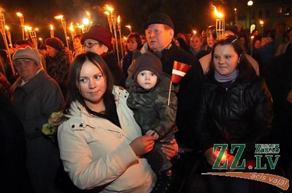 11. novembrī, Lāčplēša dienā, tradicionālais Lāpu gājiens pilsētas ielās un svinīgais brīdis pie pieminekļa Jelgavas atbrīvotājiem Stacijas parkā vienoja pilsētas iedzīvotājus un viesus.
Pie pieminekļa Jelgavas atbrīvotājiem klātesošos...