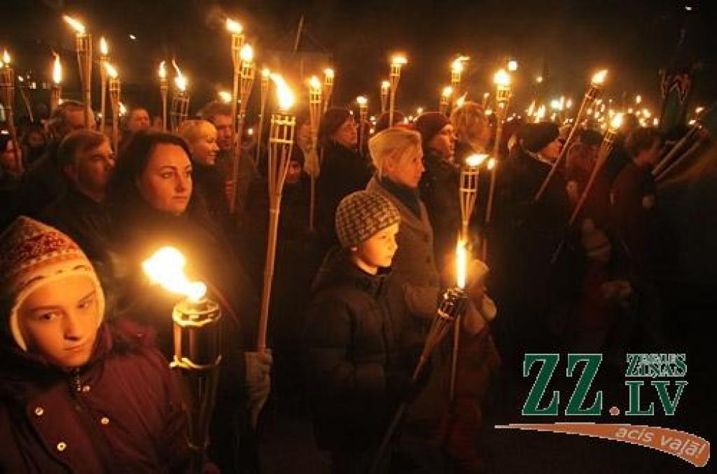 11. novembrī, Lāčplēša dienā, tradicionālais Lāpu gājiens pilsētas ielās un svinīgais brīdis pie pieminekļa Jelgavas atbrīvotājiem Stacijas parkā vienoja pilsētas iedzīvotājus un viesus.
Pie pieminekļa Jelgavas atbrīvotājiem klātesošos...