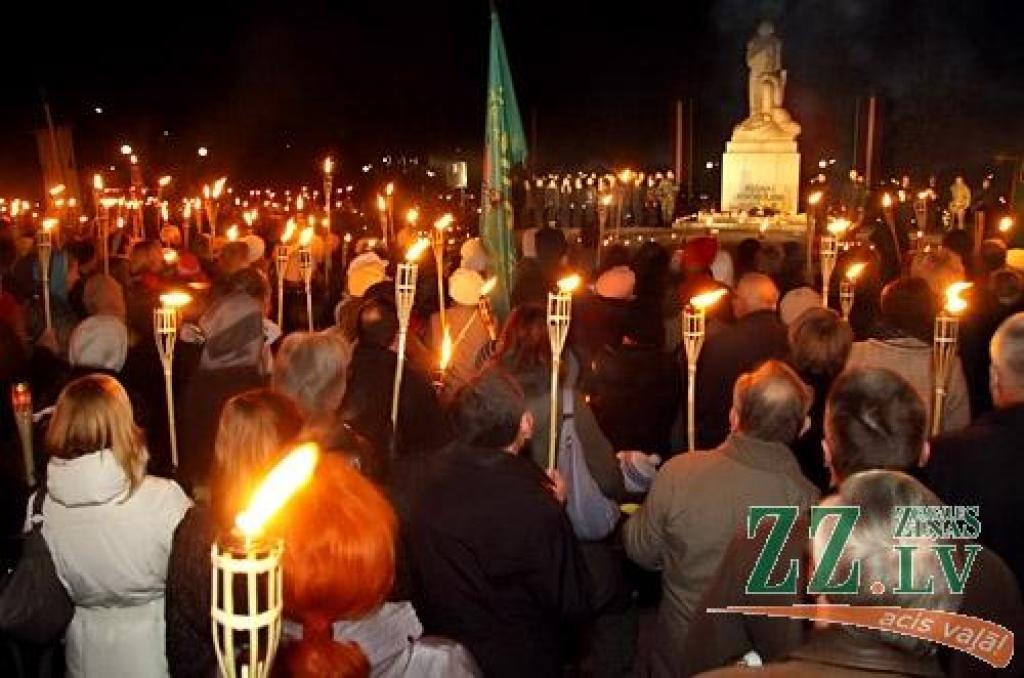 11. novembrī, Lāčplēša dienā, tradicionālais Lāpu gājiens pilsētas ielās un svinīgais brīdis pie pieminekļa Jelgavas atbrīvotājiem Stacijas parkā vienoja pilsētas iedzīvotājus un viesus.
Pie pieminekļa Jelgavas atbrīvotājiem klātesošos...
