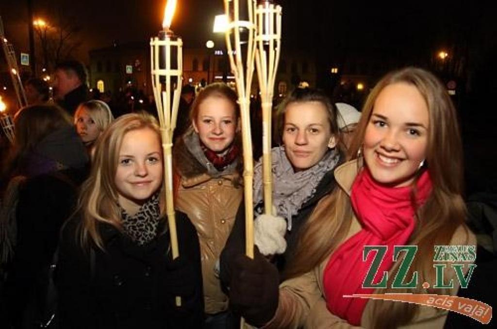 11. novembrī, Lāčplēša dienā, tradicionālais Lāpu gājiens pilsētas ielās un svinīgais brīdis pie pieminekļa Jelgavas atbrīvotājiem Stacijas parkā vienoja pilsētas iedzīvotājus un viesus.
Pie pieminekļa Jelgavas atbrīvotājiem klātesošos...