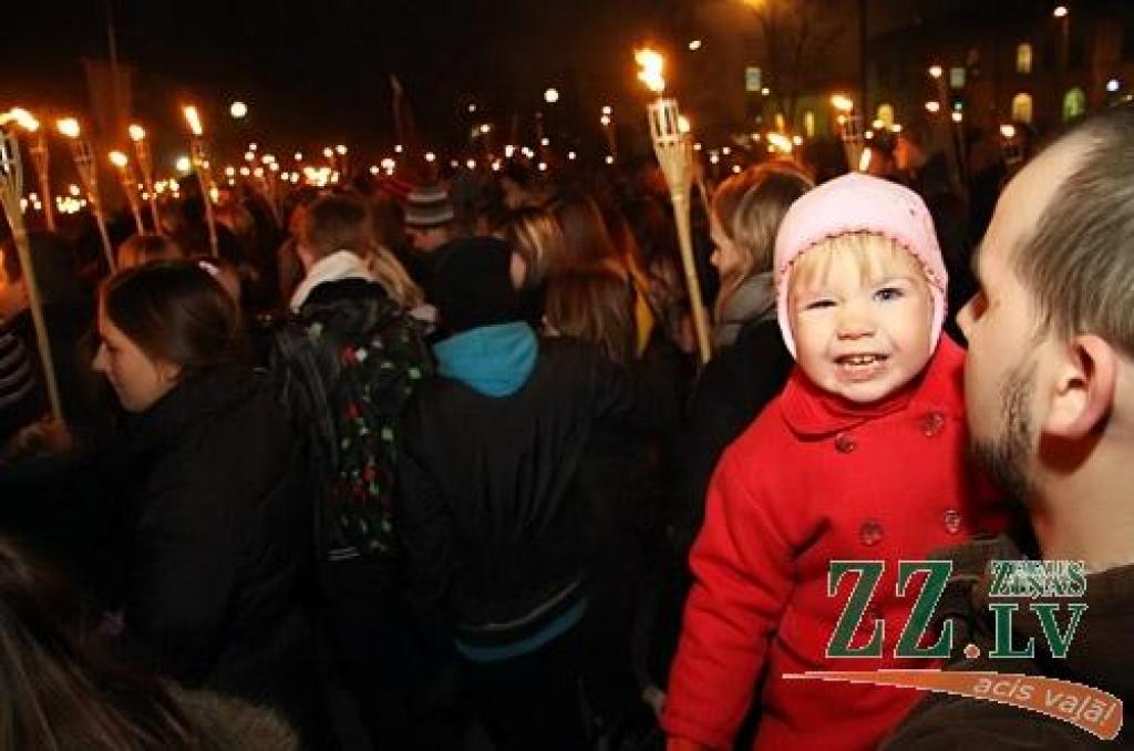 11. novembrī, Lāčplēša dienā, tradicionālais Lāpu gājiens pilsētas ielās un svinīgais brīdis pie pieminekļa Jelgavas atbrīvotājiem Stacijas parkā vienoja pilsētas iedzīvotājus un viesus.
Pie pieminekļa Jelgavas atbrīvotājiem klātesošos...