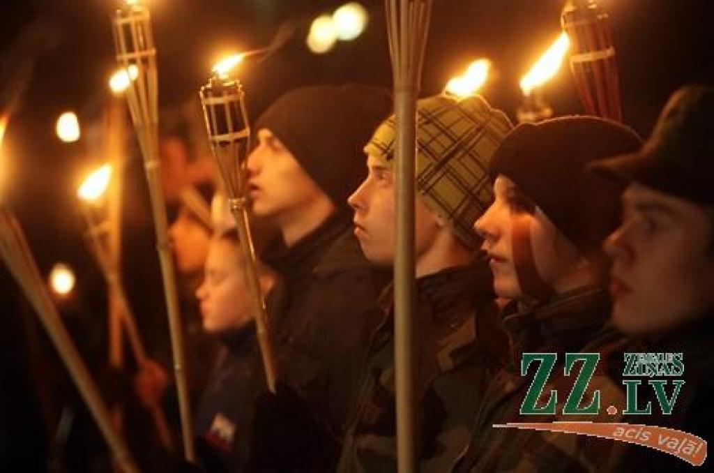 11. novembrī, Lāčplēša dienā, tradicionālais Lāpu gājiens pilsētas ielās un svinīgais brīdis pie pieminekļa Jelgavas atbrīvotājiem Stacijas parkā vienoja pilsētas iedzīvotājus un viesus.
Pie pieminekļa Jelgavas atbrīvotājiem klātesošos...