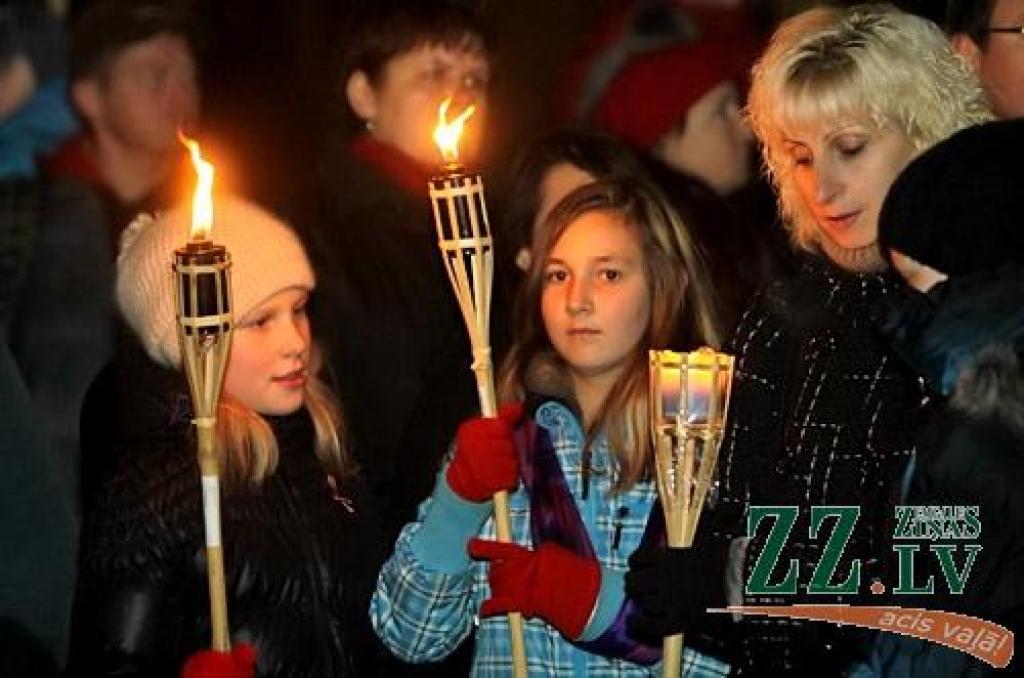 11. novembrī, Lāčplēša dienā, tradicionālais Lāpu gājiens pilsētas ielās un svinīgais brīdis pie pieminekļa Jelgavas atbrīvotājiem Stacijas parkā vienoja pilsētas iedzīvotājus un viesus.
Pie pieminekļa Jelgavas atbrīvotājiem klātesošos...