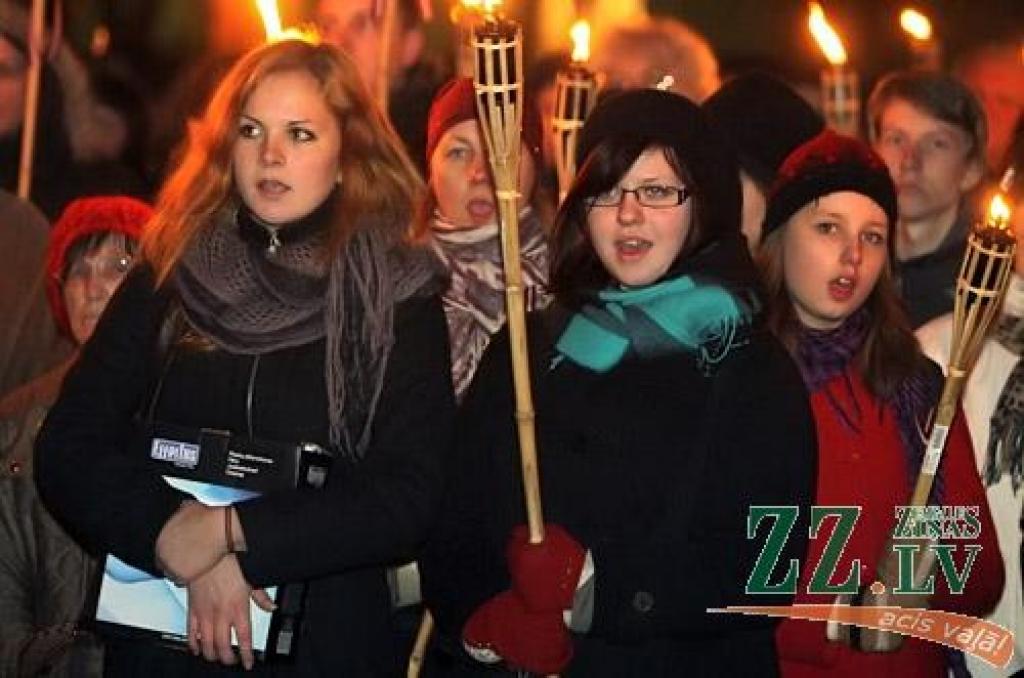 11. novembrī, Lāčplēša dienā, tradicionālais Lāpu gājiens pilsētas ielās un svinīgais brīdis pie pieminekļa Jelgavas atbrīvotājiem Stacijas parkā vienoja pilsētas iedzīvotājus un viesus.
Pie pieminekļa Jelgavas atbrīvotājiem klātesošos...