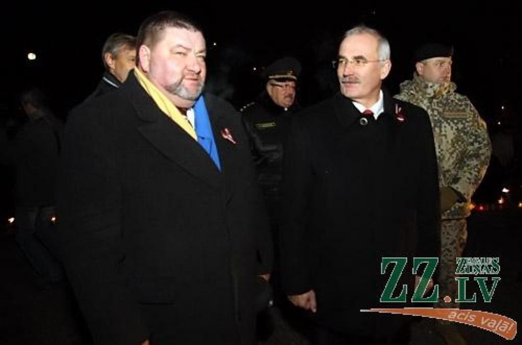 11. novembrī, Lāčplēša dienā, tradicionālais Lāpu gājiens pilsētas ielās un svinīgais brīdis pie pieminekļa Jelgavas atbrīvotājiem Stacijas parkā vienoja pilsētas iedzīvotājus un viesus.
Pie pieminekļa Jelgavas atbrīvotājiem klātesošos...