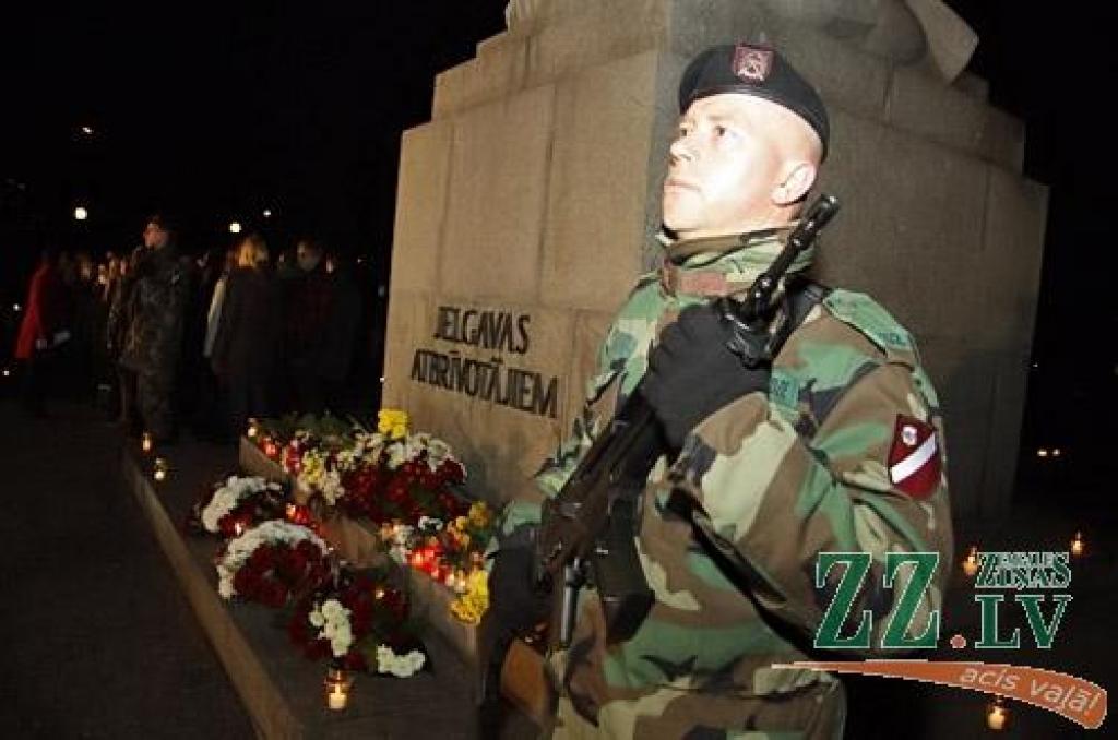 11. novembrī, Lāčplēša dienā, tradicionālais Lāpu gājiens pilsētas ielās un svinīgais brīdis pie pieminekļa Jelgavas atbrīvotājiem Stacijas parkā vienoja pilsētas iedzīvotājus un viesus.
Pie pieminekļa Jelgavas atbrīvotājiem klātesošos...