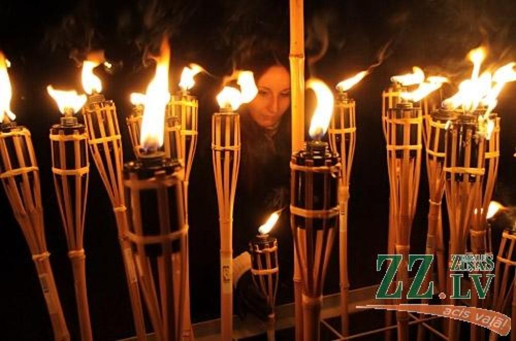 11. novembrī, Lāčplēša dienā, tradicionālais Lāpu gājiens pilsētas ielās un svinīgais brīdis pie pieminekļa Jelgavas atbrīvotājiem Stacijas parkā vienoja pilsētas iedzīvotājus un viesus.
Pie pieminekļa Jelgavas atbrīvotājiem klātesošos...