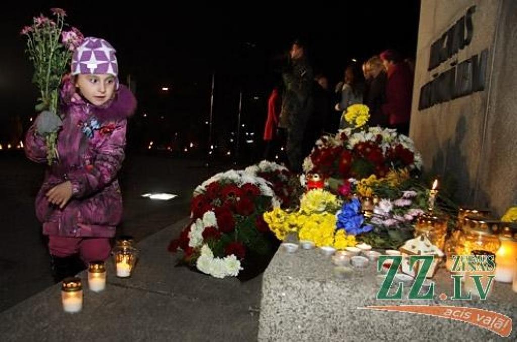 11. novembrī, Lāčplēša dienā, tradicionālais Lāpu gājiens pilsētas ielās un svinīgais brīdis pie pieminekļa Jelgavas atbrīvotājiem Stacijas parkā vienoja pilsētas iedzīvotājus un viesus.
Pie pieminekļa Jelgavas atbrīvotājiem klātesošos...