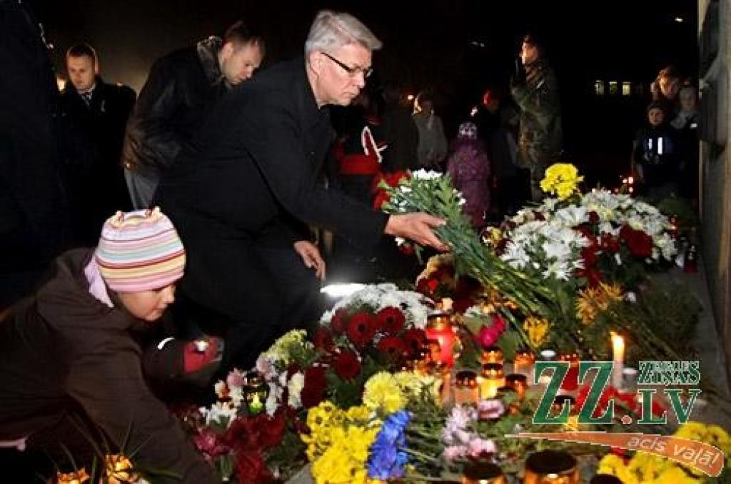 11. novembrī, Lāčplēša dienā, tradicionālais Lāpu gājiens pilsētas ielās un svinīgais brīdis pie pieminekļa Jelgavas atbrīvotājiem Stacijas parkā vienoja pilsētas iedzīvotājus un viesus.
Pie pieminekļa Jelgavas atbrīvotājiem klātesošos...