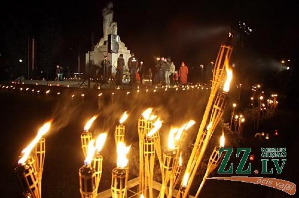 11. novembrī, Lāčplēša dienā, tradicionālais Lāpu gājiens pilsētas ielās un svinīgais brīdis pie pieminekļa Jelgavas atbrīvotājiem Stacijas parkā vienoja pilsētas iedzīvotājus un viesus.
Pie pieminekļa Jelgavas atbrīvotājiem klātesošos...