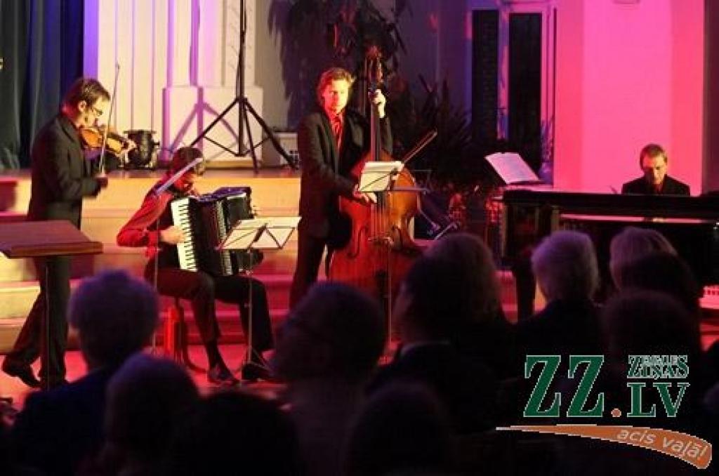 Jauktā kora «Zemgale» jubilejas koncerts sestdien notika tai pašā zālē, kur pirms 50 gadiem tā pirmais mēģinājums – Jelgavas Valsts ģimnāzijā (toreiz gan to sauca par 2. vidusskolu). 1961. gadā pie diriģenta pults bija Imants Kokars, 2011....