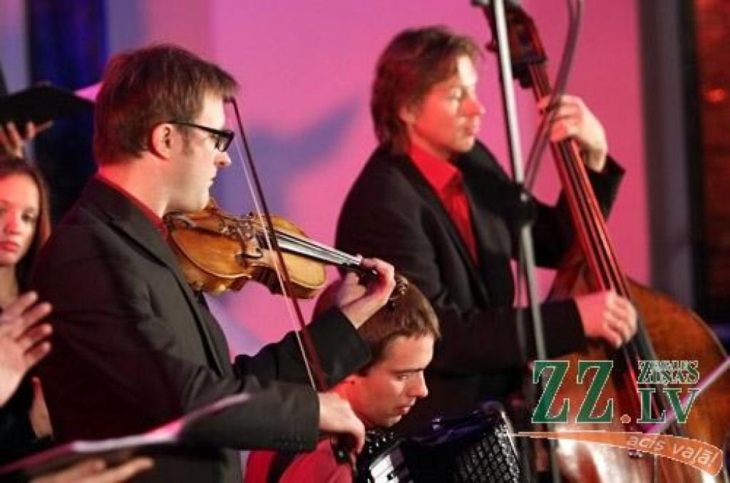 Jauktā kora «Zemgale» jubilejas koncerts sestdien notika tai pašā zālē, kur pirms 50 gadiem tā pirmais mēģinājums – Jelgavas Valsts ģimnāzijā (toreiz gan to sauca par 2. vidusskolu). 1961. gadā pie diriģenta pults bija Imants Kokars, 2011....