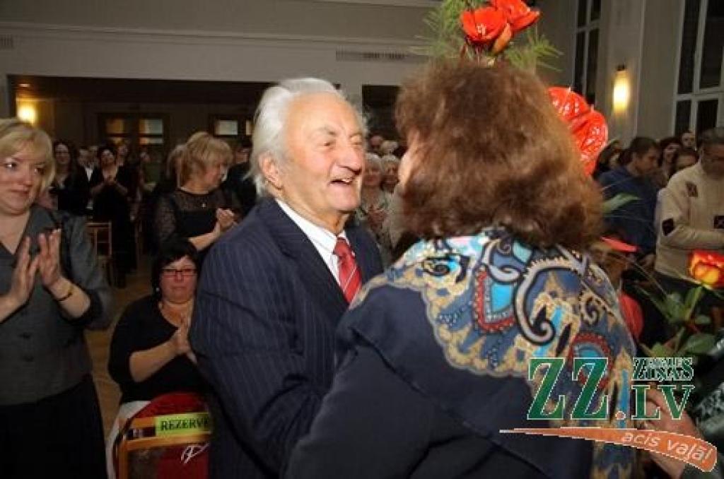 Jauktā kora «Zemgale» jubilejas koncerts sestdien notika tai pašā zālē, kur pirms 50 gadiem tā pirmais mēģinājums – Jelgavas Valsts ģimnāzijā (toreiz gan to sauca par 2. vidusskolu). 1961. gadā pie diriģenta pults bija Imants Kokars, 2011....