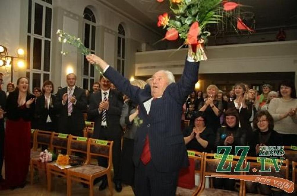 Jauktā kora «Zemgale» jubilejas koncerts sestdien notika tai pašā zālē, kur pirms 50 gadiem tā pirmais mēģinājums – Jelgavas Valsts ģimnāzijā (toreiz gan to sauca par 2. vidusskolu). 1961. gadā pie diriģenta pults bija Imants Kokars, 2011....