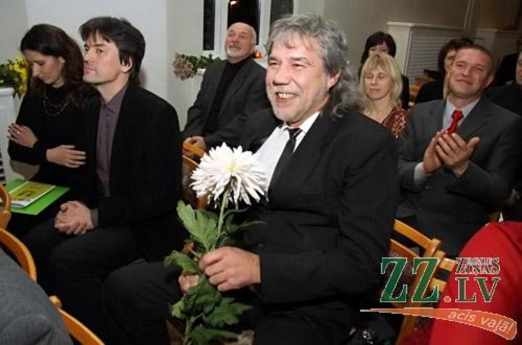 Jauktā kora «Zemgale» jubilejas koncerts sestdien notika tai pašā zālē, kur pirms 50 gadiem tā pirmais mēģinājums – Jelgavas Valsts ģimnāzijā (toreiz gan to sauca par 2. vidusskolu). 1961. gadā pie diriģenta pults bija Imants Kokars, 2011....